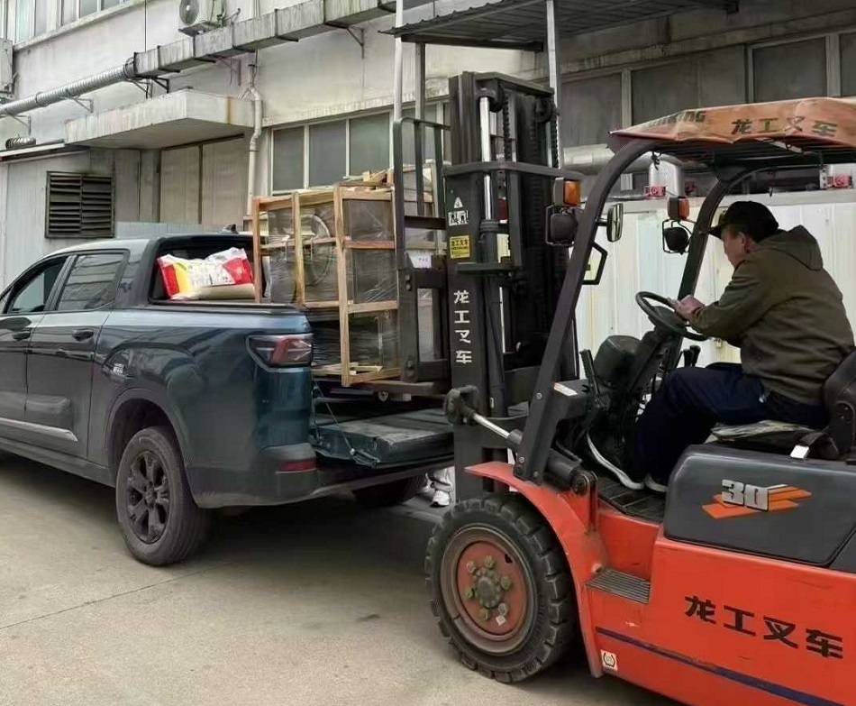 安徽客戶考察試機(jī)小型電磁炒貨機(jī)現(xiàn)場(chǎng)拉走